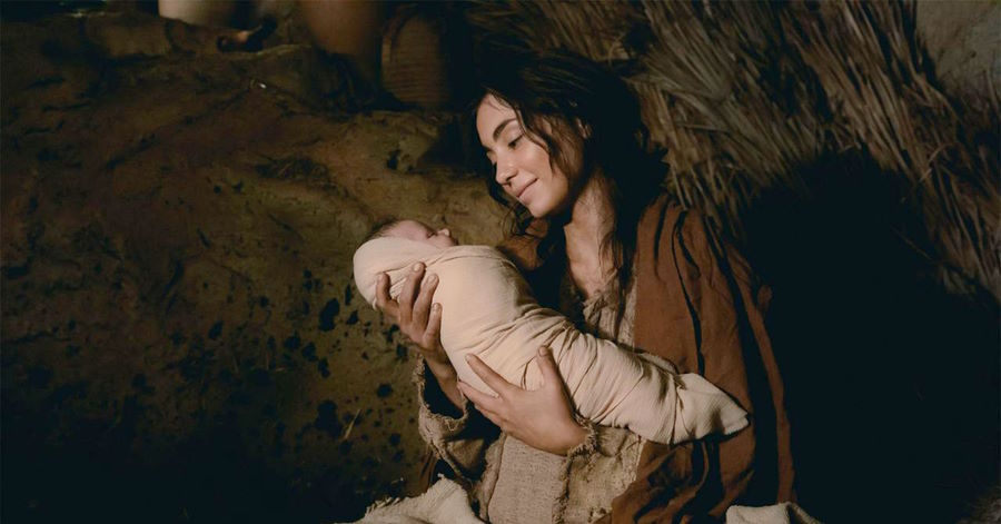Mary hold baby Jesus